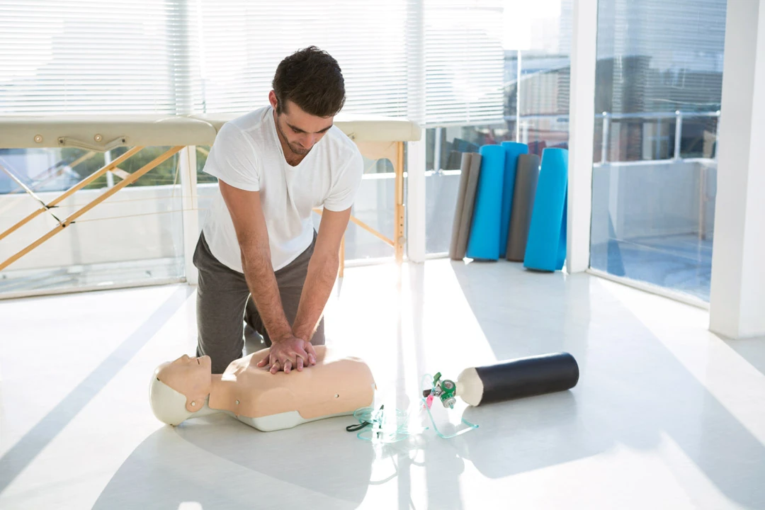 CPR manoeuvres on a manikin at the BLS course